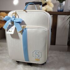 Mala Maternidade Média na Praça da Árvore